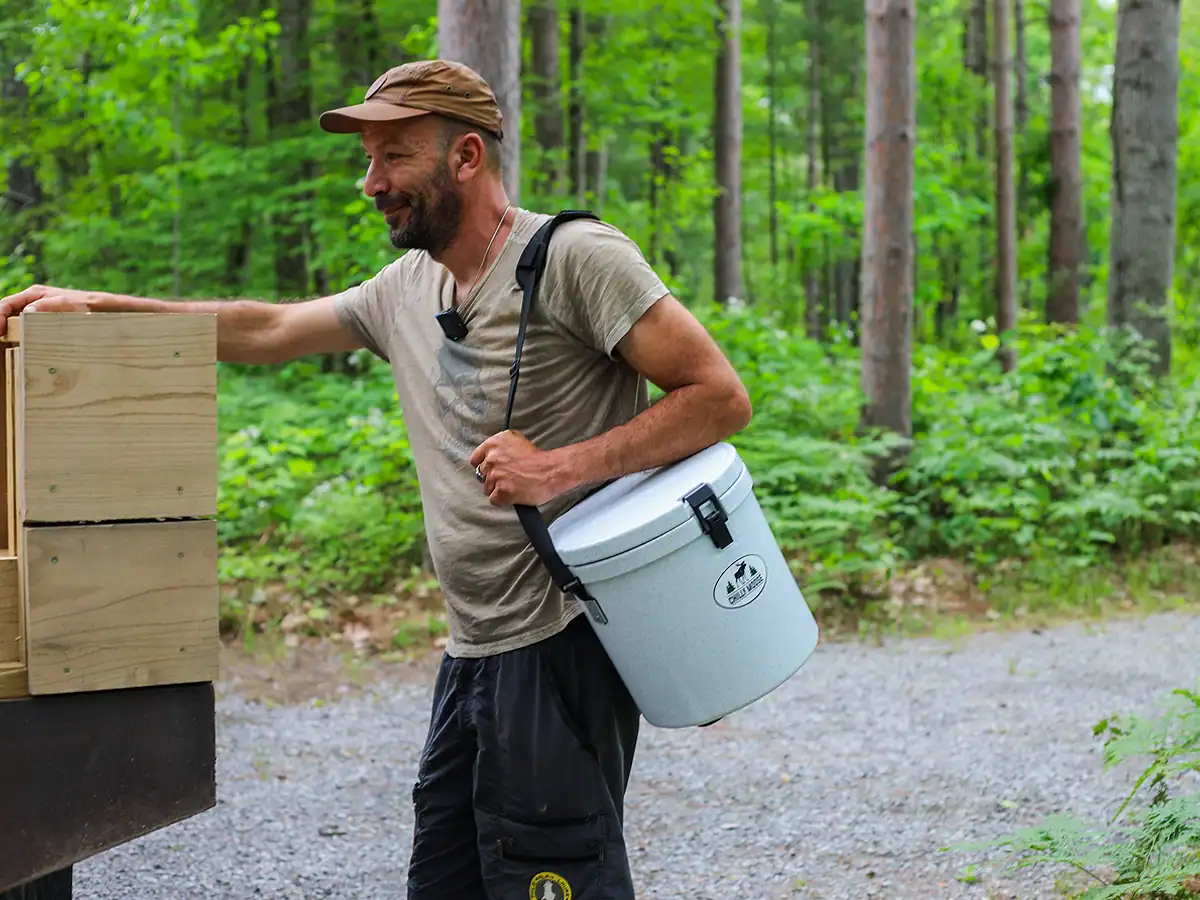 Chilly Moose Coolers Review: Bowen vs Harbour Bucket vs Explorer (Tested) 16 Hiking back from the beach with the Chilly Moose Harbour Bucket in Limestone