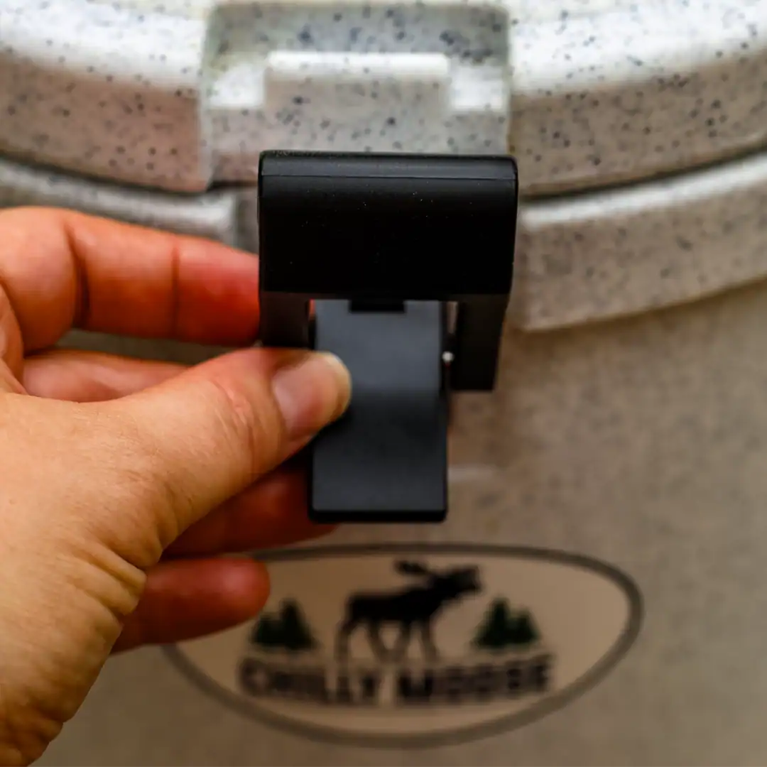 Chilly Moose Coolers Review: Bowen vs Harbour Bucket vs Explorer (Tested) 14 Plastic clasp on the Chilly Moose Limestone Habrour Bucket Cooler
