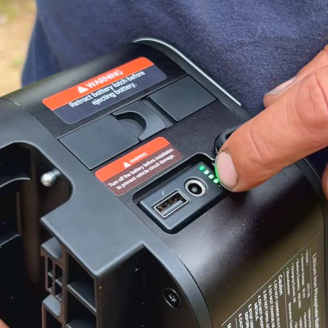 NAVEE E-Wagon 4X Electric Utility Cart Review: 80km All-Terrain Test 5 battery indicator and USB charger for personal devices on the Navee E-wagon battery